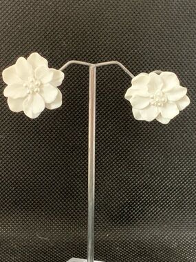 Tarina Tarantino White Floral Stud Earrings